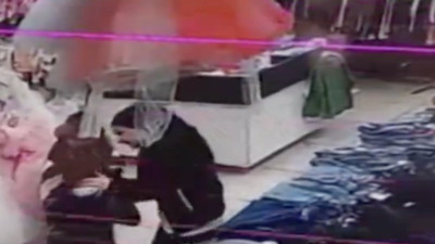 Bozuk para yutan çocuğu yoldan geçen vatandaş heimlich manevrasıyla kurtardı