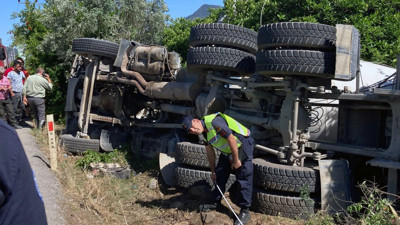 Sürücü beton mikserinin içinde sıkıştı