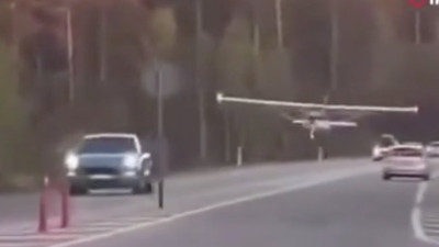 Letonya'da acil iniş yapan küçük uçak araç trafiğini durdurdu