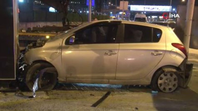 Kontrolden çıkan araç bariyere çarpıp refüje çıktı