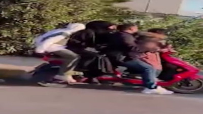 Bir motosiklete 5 kişi bindiler. Tehlikeli yolculuk kamerada