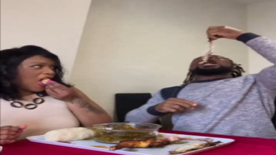 Balığı kılçığıyla tavuğu da kemiğiyle yiyen adam hayrete düşürdü