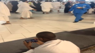 Kabe'nin önünde telefonundan PUBG oynadı