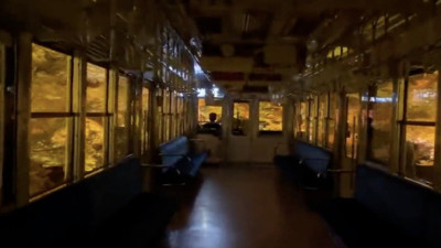 Japonya'da trenler sonbahar manzarası için yavaşlayıp yolculara özel gösteri sunuyor