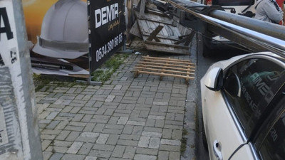 İnşaatta vinç devrildi, facianın eşiğinden dönüldü