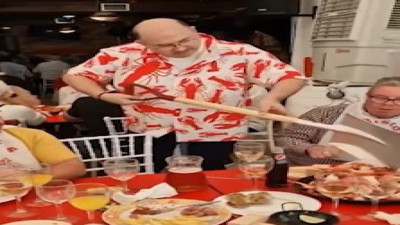 Restoranın inşaat kürekli yemek servisi tepki çekti