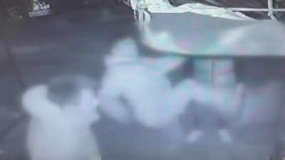 Kilitli boks makinesini dakikalarca tekmelediler