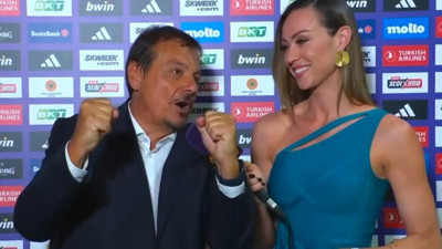 Ergin Ataman yumruk salladı güzel spiker de şaşırdı