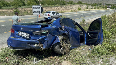 Lüks araç duvara çarptı. 1’i ağır 2 yaralı