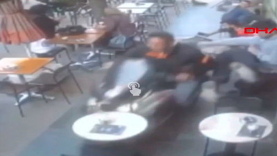 Motosikletli kafede oturan müşterilerin arasına daldı!