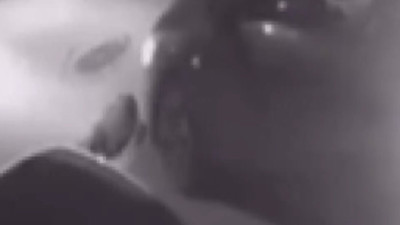 Yolda uyuyan köpeği otomobille ezip kaçtı