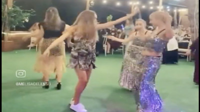 Tanımadığı insanların kına gecesine katılıp göbek attı