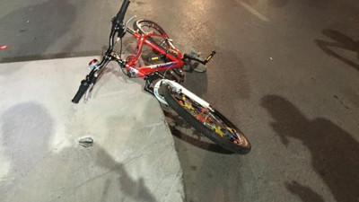 Otomobil bisikletli çocukların arasına daldı