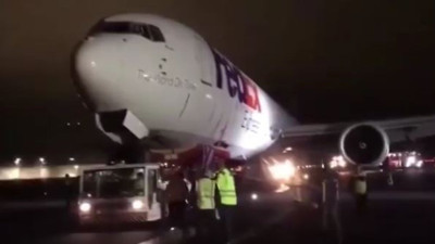 İstanbul Havalimanı'na gövde üzeri iniş yapan uçak pistten çekildi