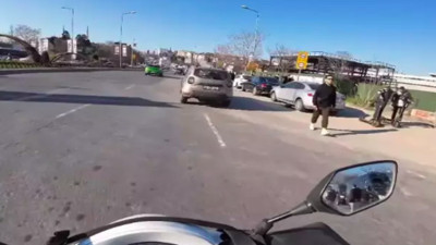 Beğeni uğruna motorunu yayaların üzerine sürdü