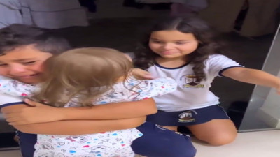 Kanser tedavisi gören çocuğun kardeşleriyle buluşma anı duygulandırdı