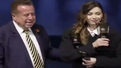 Afra Saraçoğlu'nun ödül töreninde temastan rahatsız olduğu zor anlar