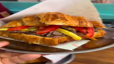 Kruvasan arası et döner yer misiniz?