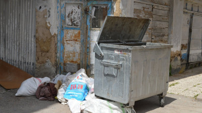 Çöpler çöpe değil yanına attılar