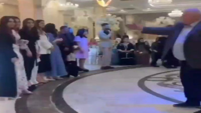 Kızının gelin çiçeğini tutmasına izin vermedi