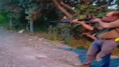 Sokak köpeğini av tüfeğiyle vurarak öldürdü!