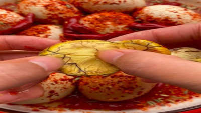 Civcivleşmiş yumurtayı baharatlayıp yedi