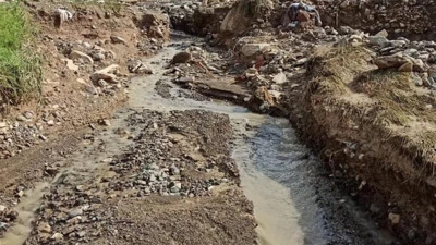 Sağanak köy yolunu çökertti