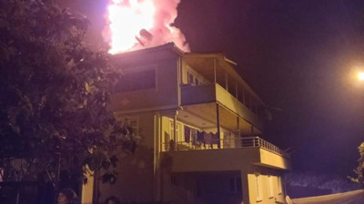 2 binanın çatı katı alev alev yandı