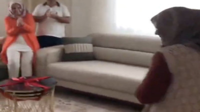 Çeyizinden kalan eşyaları kullanan annelerine öyle bir sürpriz yaptılar ki...