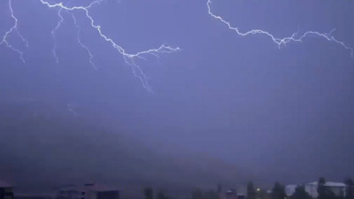 Şimşekler Bitlis'te geceyi gündüze çevirdi