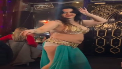 Yurtdışında sahne alan dansözün kıyafet seçimi şaşırttı