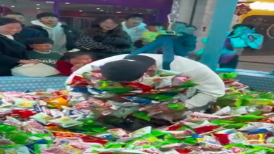 Çin’deki eğlence merkezinde 'Ne Tutarsan Senin' oyunu kahkahaya boğdu