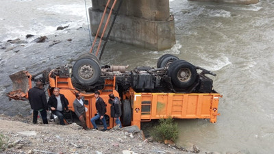Karayollarının iş makinesi Zap Suyu’na yuvarlandı