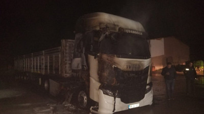 Park halindeki tır alevlere teslim oldu (14 Mayıs 2024)