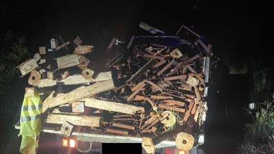 Demir direkleri çalan 2 kişi yakalandı