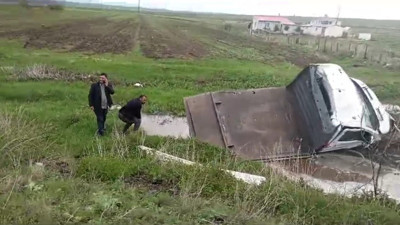 Kars'ta yoldan çıkan kamyonet çamura saplandı