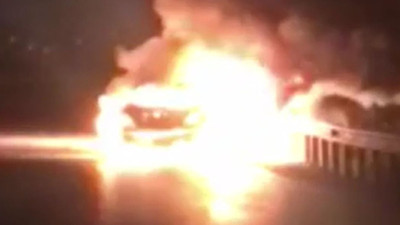 Ters yön kazası. Araçlar cayır cayır yandı