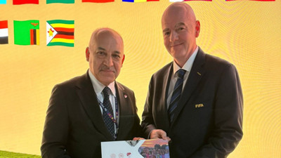 TFF Başkanı Bangkok'ta futbol dersi verdi