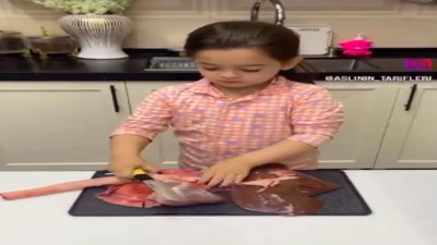 Görenler şaşırdı: Küçük kız tek başına ciğer kavurma yaptı