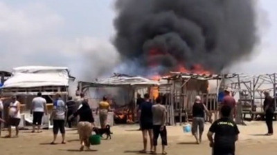 Sahilde bulunan baraka alevlere teslim oldu