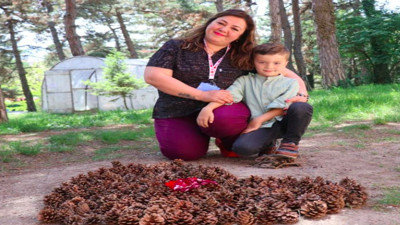 Küçük çocuğun kendisiyle ilgilenen hemşireye verdiği hediye gülümsetti