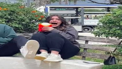 Kuş korkusu olan genç kadın parkta zor anlar yaşadı