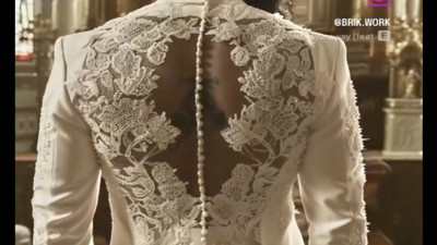 Dantelli ve sırt dekolteli damatlık giyer misiniz?