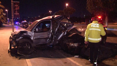 Kartal'da aşırı hız yapan sürücü park halindeki araçlara çarptı: 1 yaralı