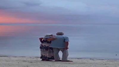 Gün batımını izleyen yaşlı çift sosyal medyada viral oldu