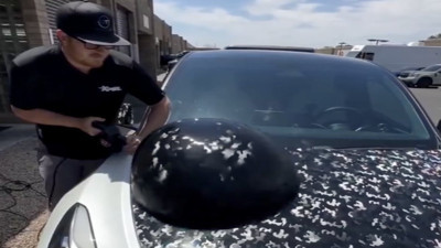 Tesla aracının boya koruma filminin çıkarılma anları