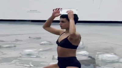 Modern sanat yine "Bu nasıl sanat" dedirtti: Buz kalıplarıyla ilginç hareketler