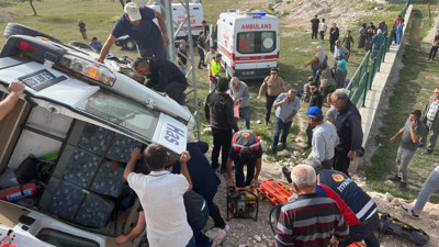 Kütahya'da yolcu minibüsü şarampole devrildi: 13 yaralı