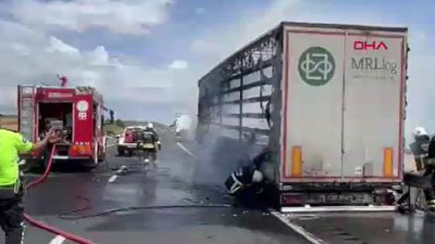 Seyir halindeki TIR’ın dorsesi alev alev yandı