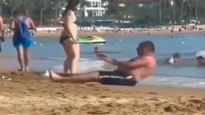 Sahilde spor yapan adamın eşsiz tarzı sosyal medyayı salladı!